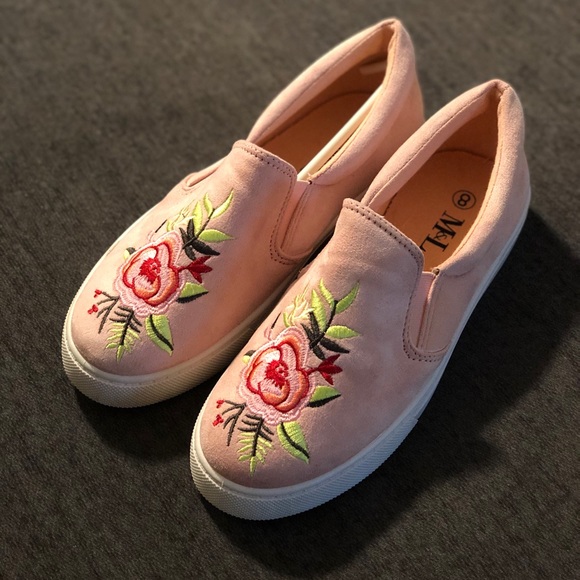 Floral embroidered slip on sneakers NIB - Picture 3 of 4
